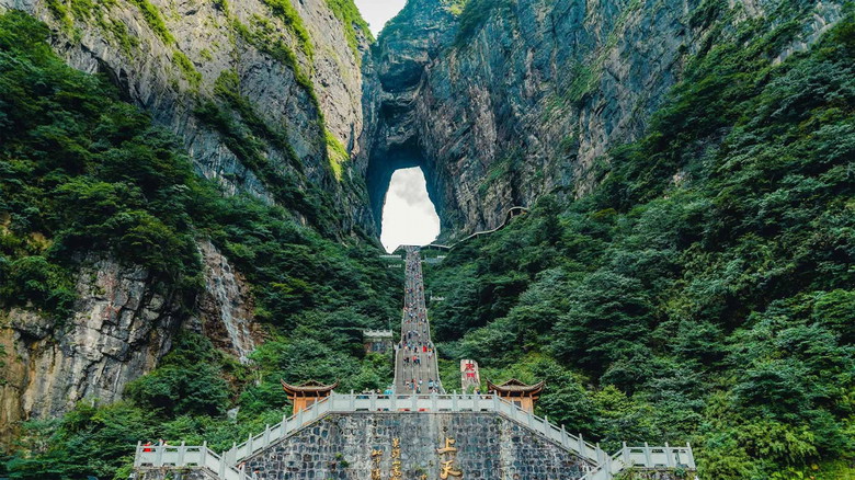 Exploring the Breathtaking Beauty of Tianmen Mountain China