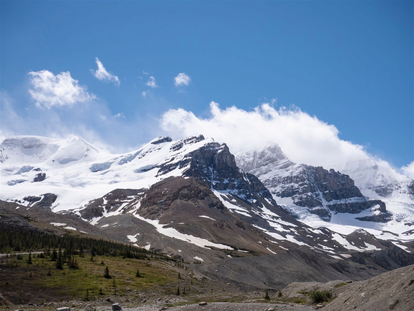 Columbia Icefield: This glacier is one of the largest glaciers in the Rocky Mountains, and there are many hiking trails that tourists can visit.