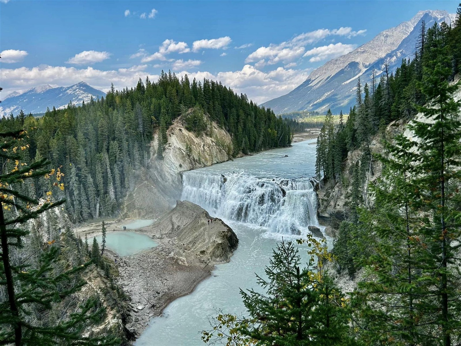 Explore the enchanting beauty of Yoho National Park in the Canadian Rockies. Majestic mountains, pristine lakes, and waterfalls await.
