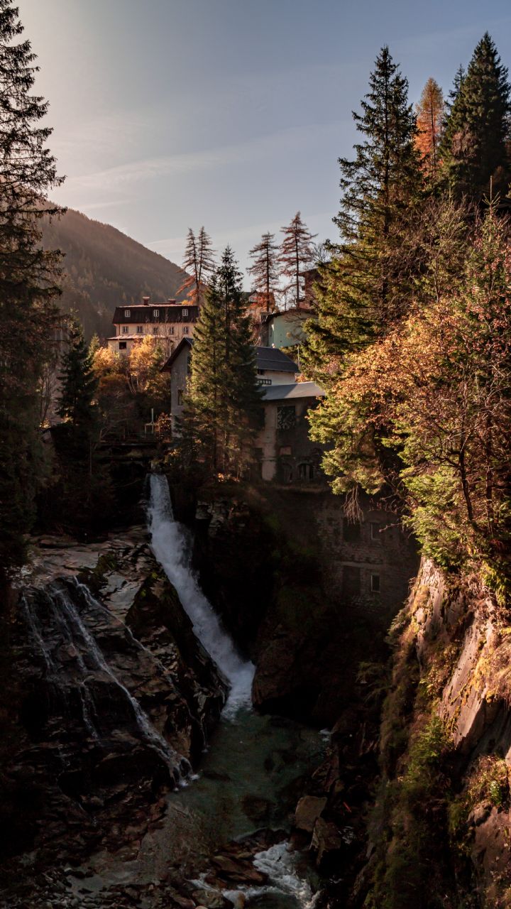 A Glimpse into Bad Gastein's Charm Nestled in the heart of the Austrian Alps, Bad Gastein is a picturesque alpine town renowned for its stunning natural landscapes, rich history, and therapeutic thermal waters