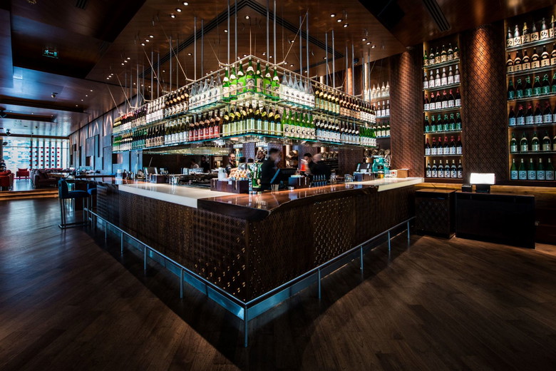 Discover Dubai's Diverse Food Scene and Transportation Options!