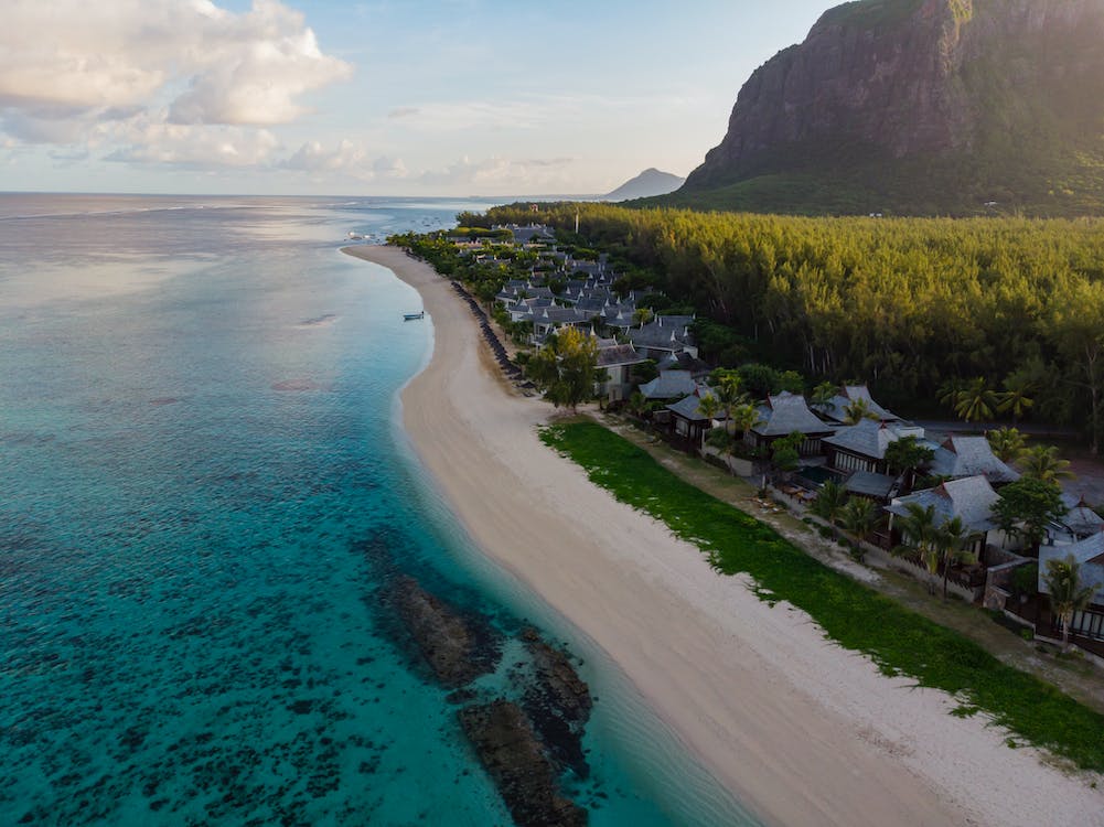 Where is Mauritius, how to get there, when is the best time to visit ?