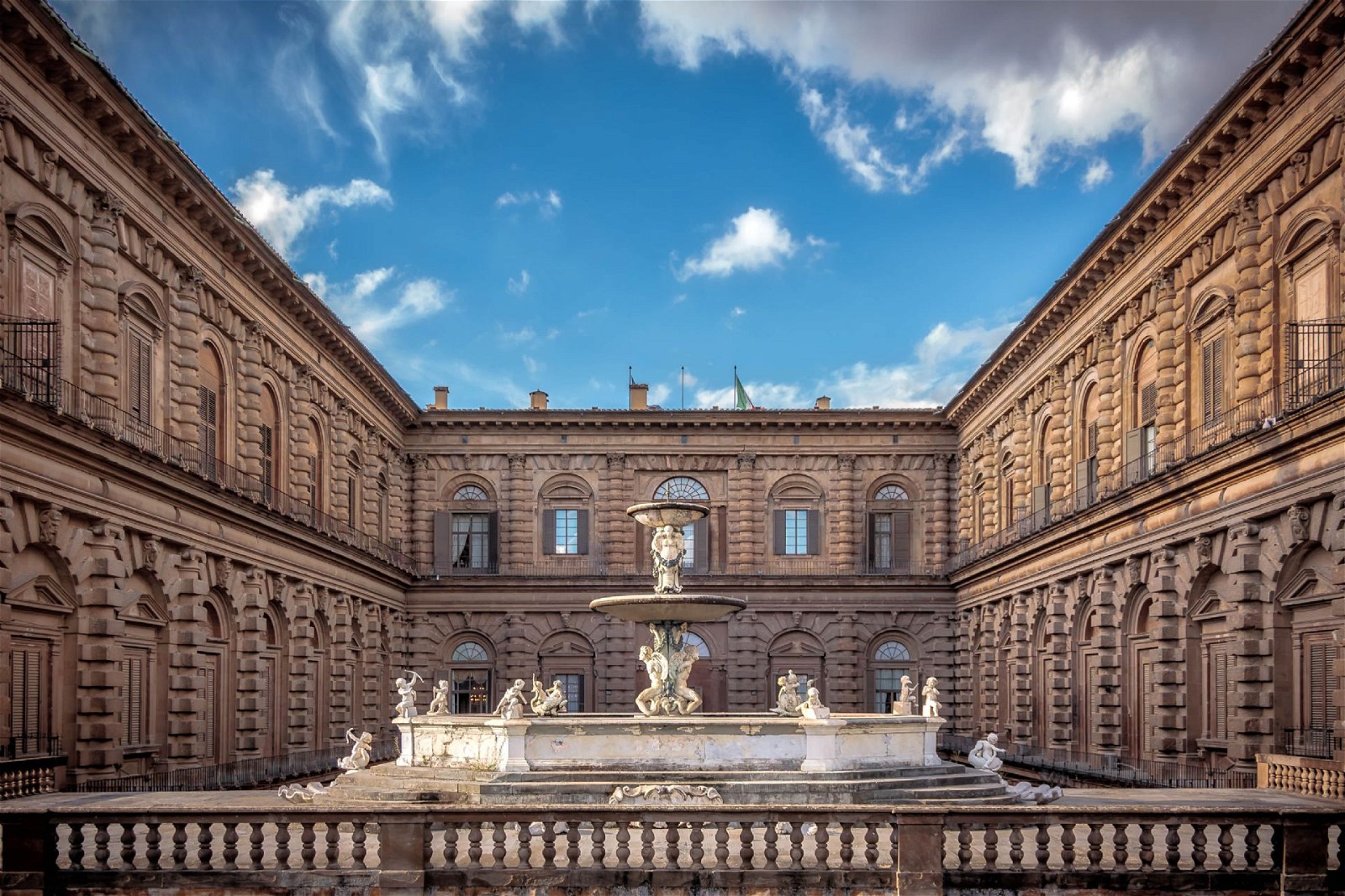 Palazzo Pitti is a museum located in Oltrarno, a beautiful neighborhood of Florence. The building, which belonged to the Pitti family, houses the rich collections of the Medici family