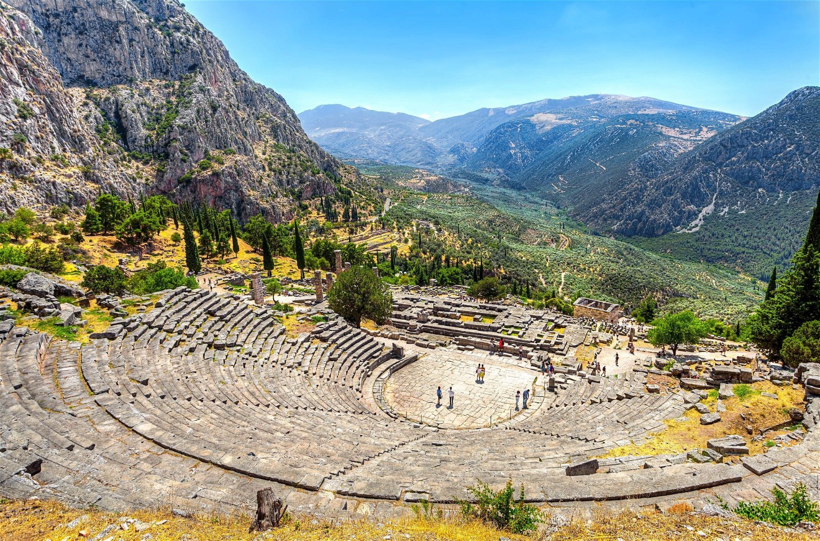 Delphi Ancient City:  Delphi, located approximately 2.5 hours away from Athens, is one of the most important sacred centers in ancient Greece. In ancient times, Delphi was known as a temple dedicated to Apollo and served as an oracle center.
