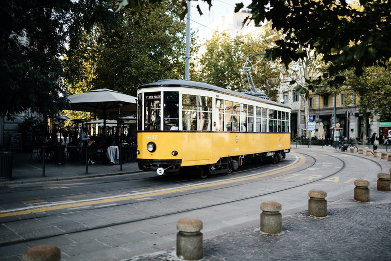 Italy cheap flights and public transportation