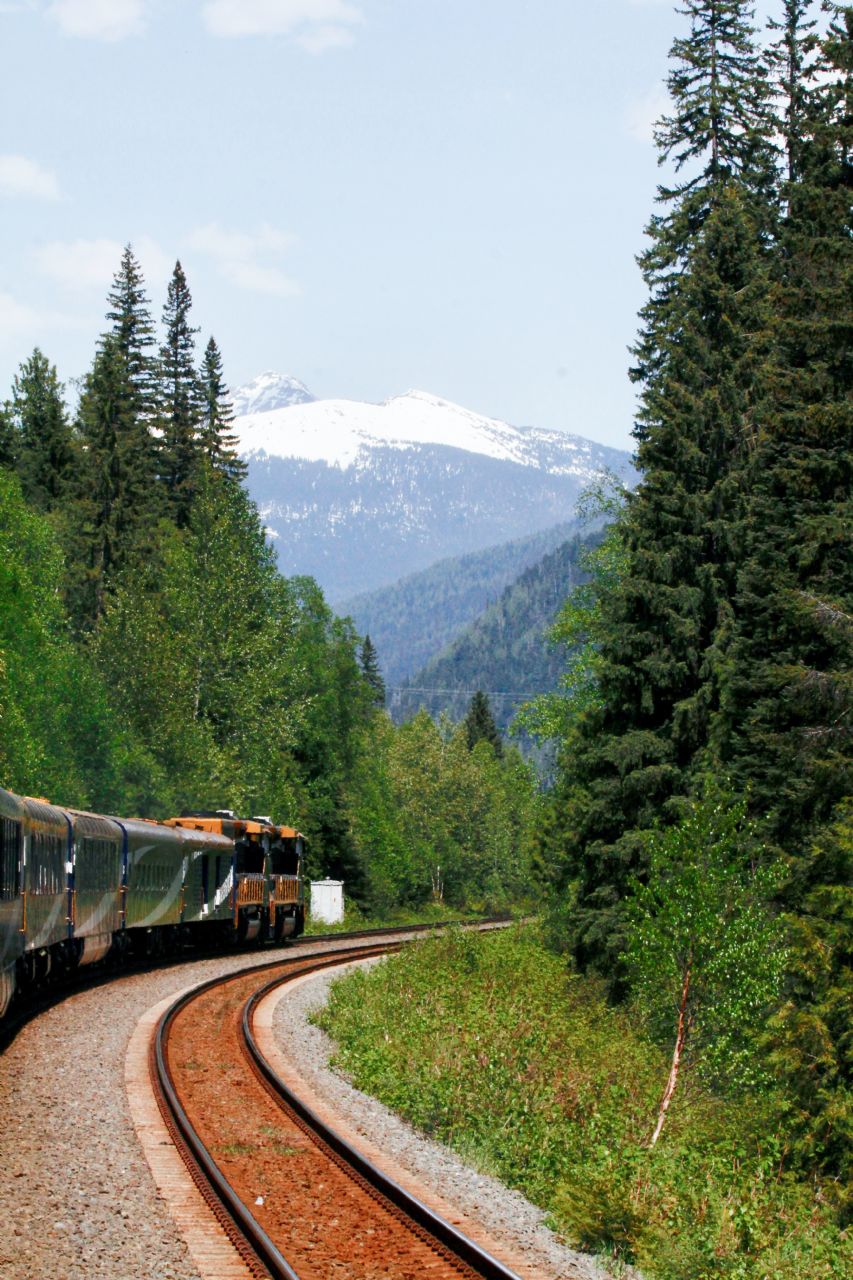 When packing for your Rocky Mountaineer journey, be sure to bring comfortable, casual clothing, as well as a light jacket or sweater for cooler temperatures. 