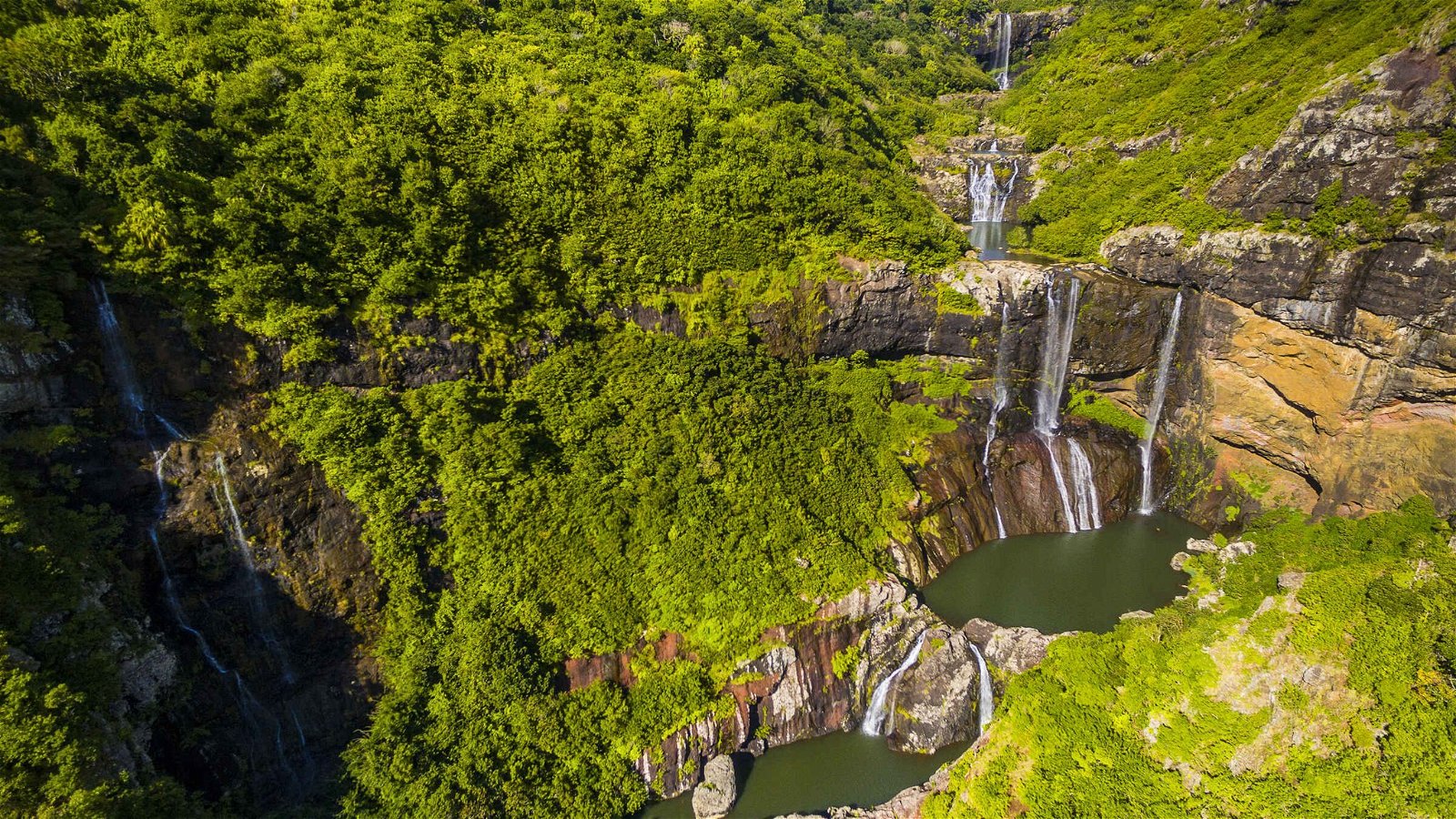 For Mauritians, Tamarind Falls holds significant cultural and historical importance.