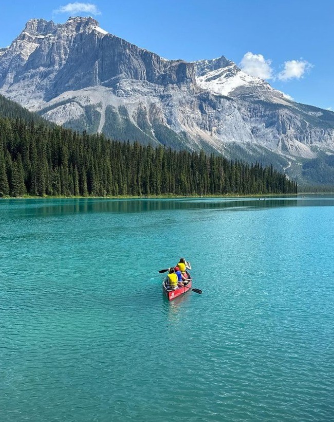 Emerald Lake: Embark on your Yoho adventure at Emerald Lake, an iconic gem that lives up to its name with its mesmerizing emerald-green waters. 