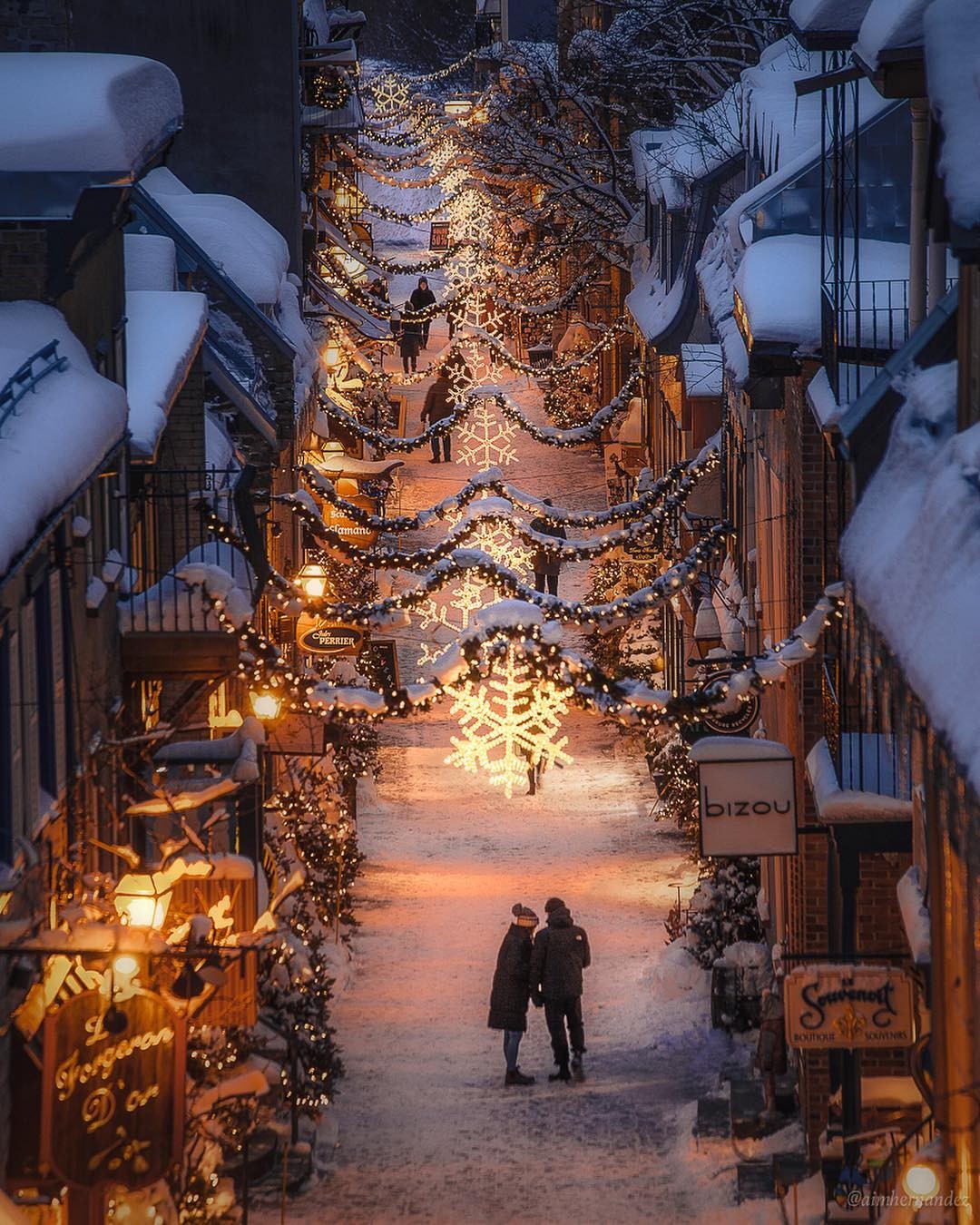 4. Exploring the Stunning Decorations and Lights in Old Quebec:
