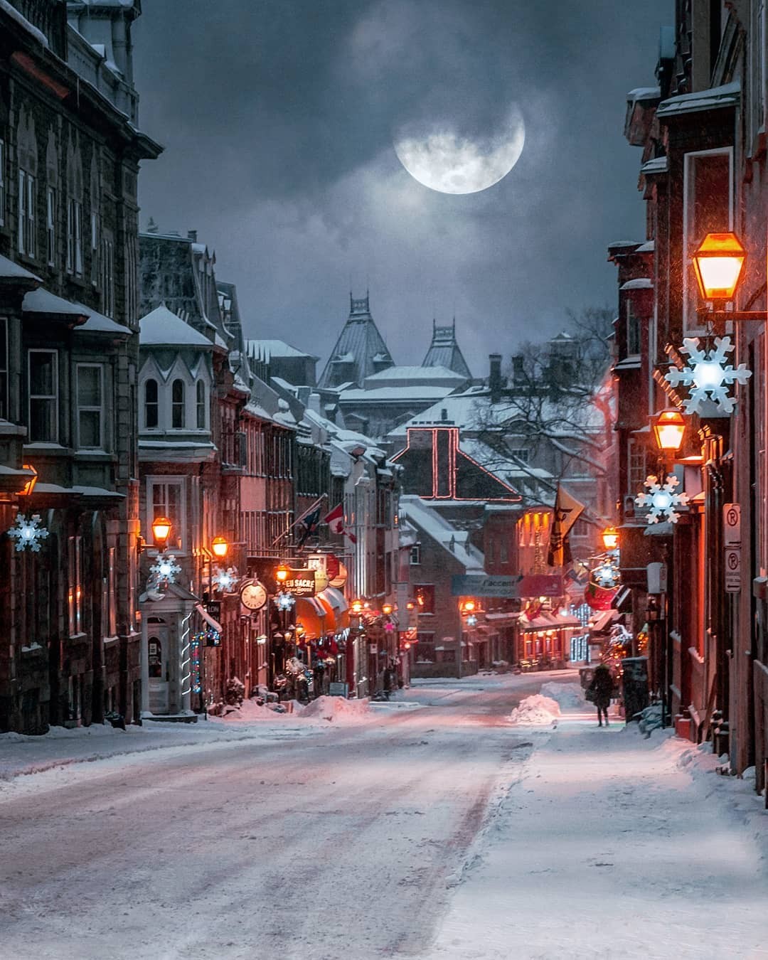 The Enchanting Atmosphere of Quebec City During Christmas