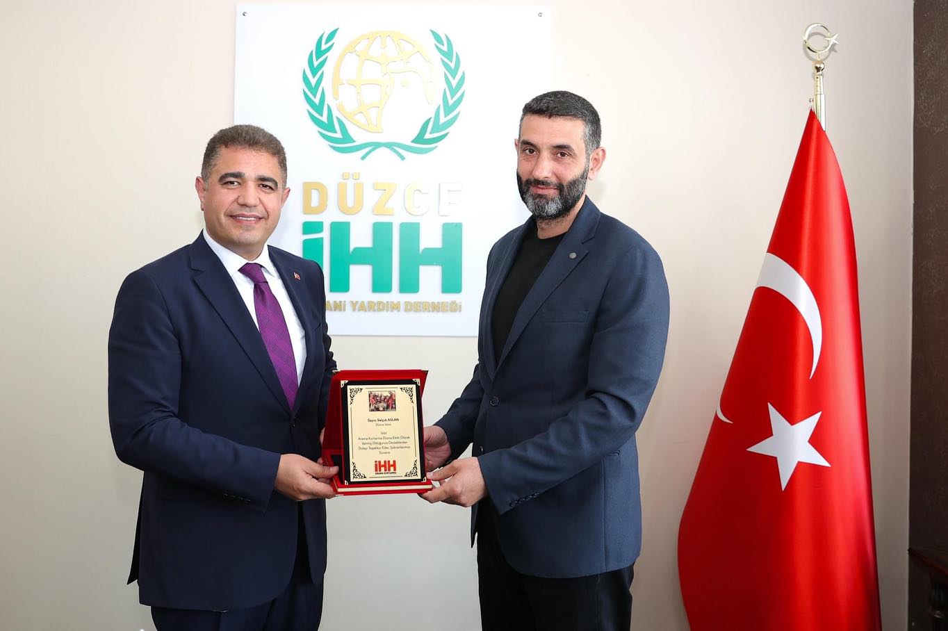 DÜZCE VALİSİ SELÇUK ASLAN'DAN DÜZCE İHH İNSANİ YARDIM DERNEĞİ'NE ZİYARET