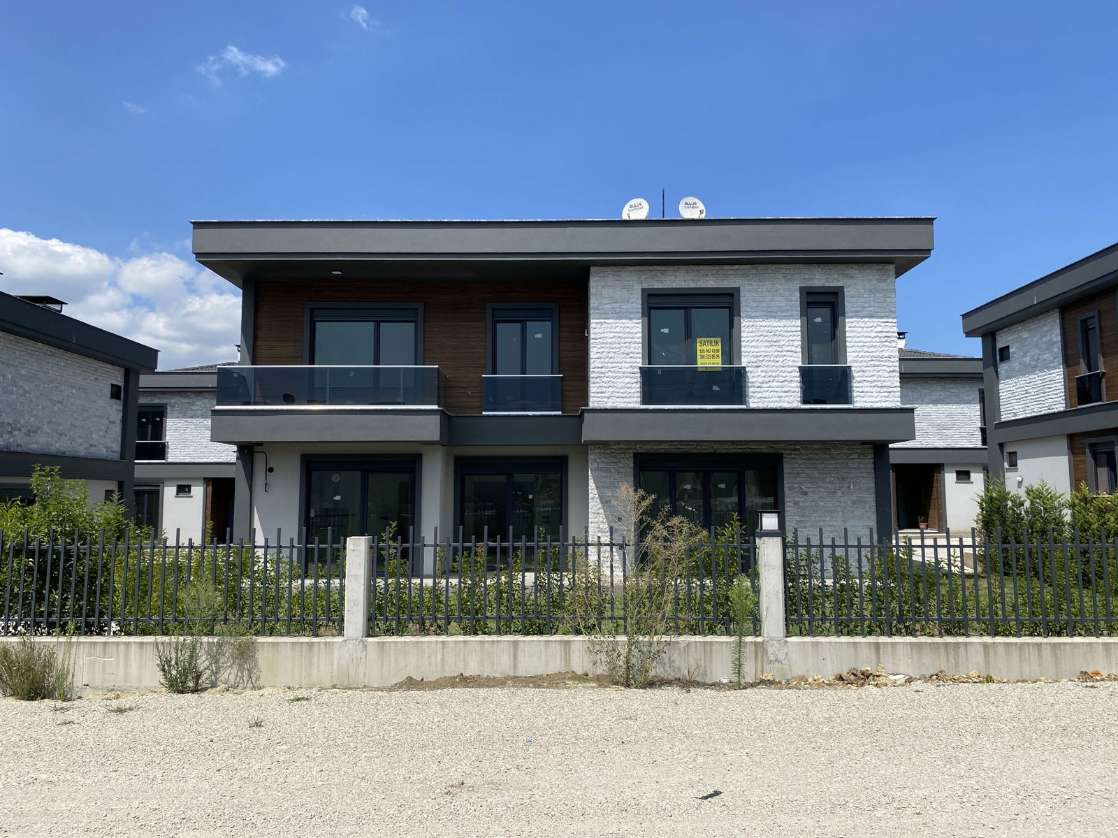 MUNCURLU'DA 1347 M2 ARSA İÇİNDE KIŞ BAHÇELİ SATILIK VİLLA