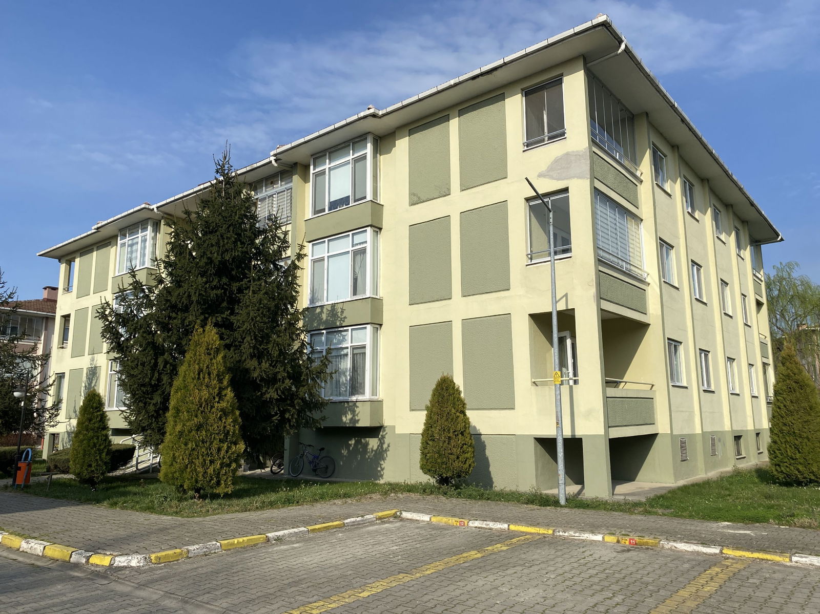 MEMURSEN EVLERİ'NDE 3+1 140 M2 SATILIK ARA KAT DAİRE