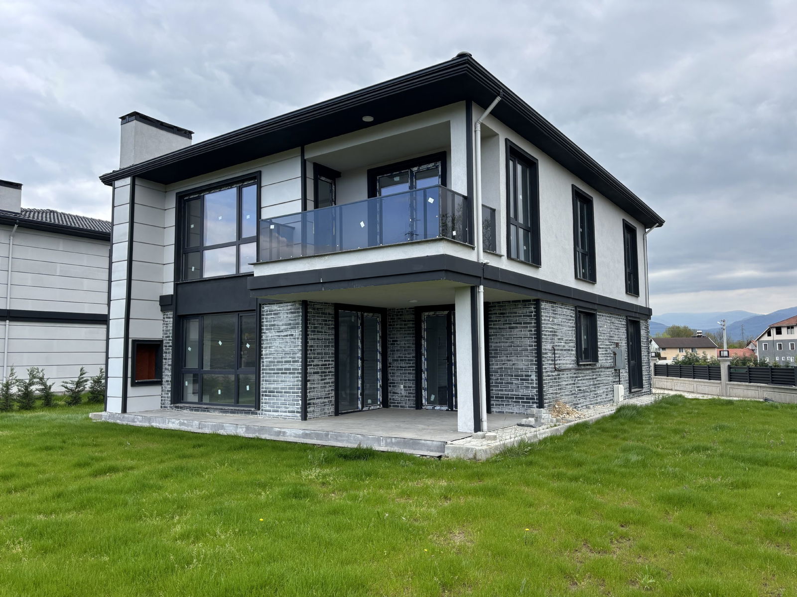 MUNCURLU'DA 1347 M2 ARSA İÇİNDE KIŞ BAHÇELİ SATILIK VİLLA