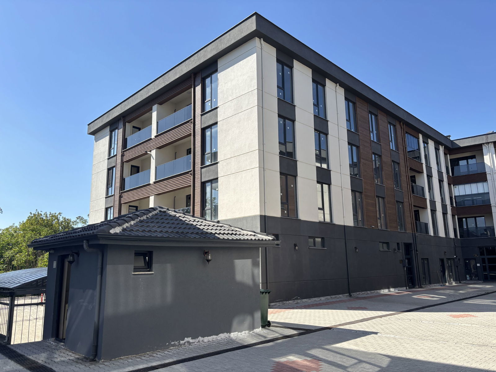 AZMİMİLLİ MAH. AYDINPINAR CADDESİNDE 3+1 121 M2 SATILIK DAİRE