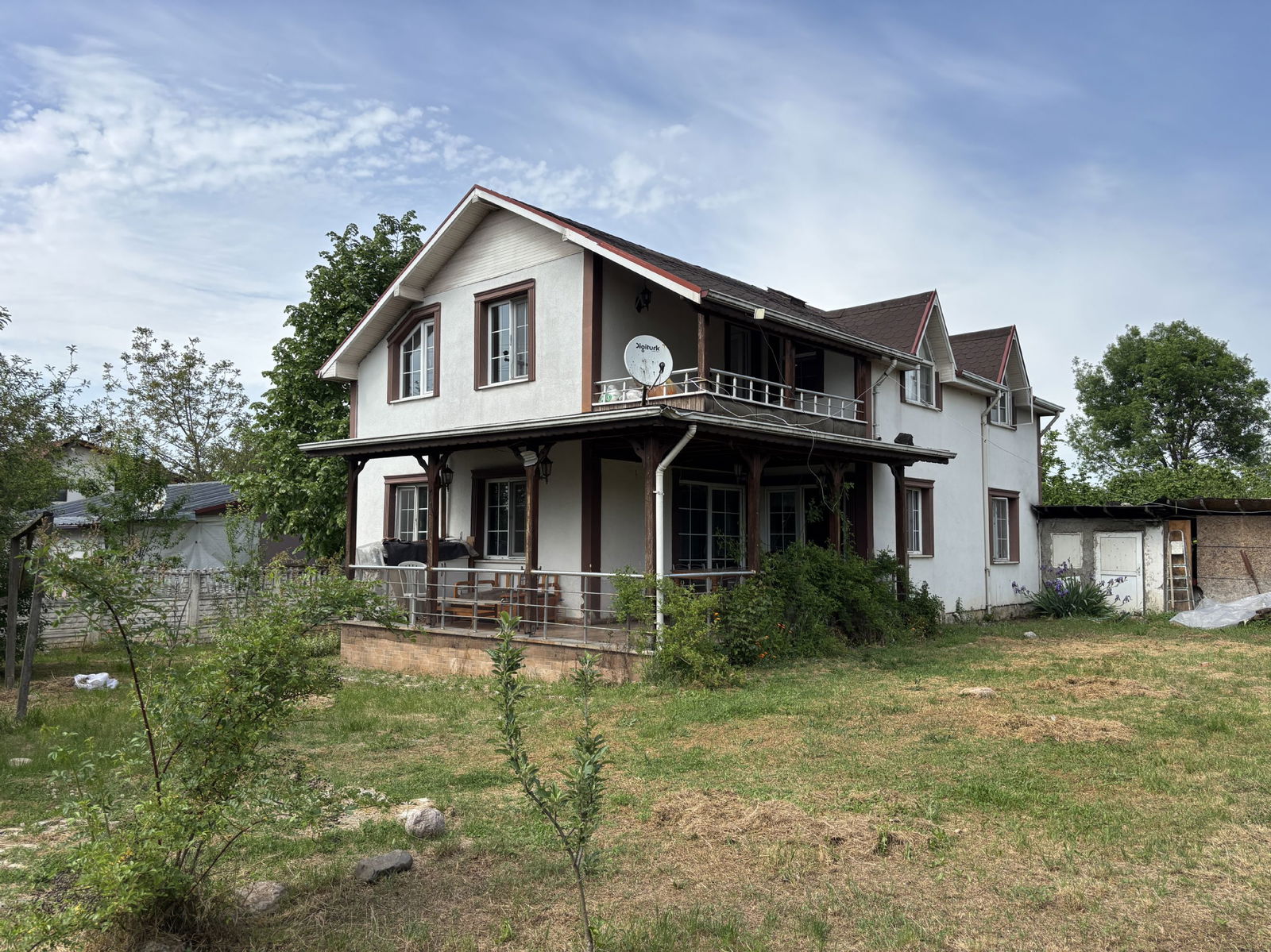 PINARLAR KÖYÜ'NDE 862 M2 ARSA ÜZERİNDE 4+1 SATILIK MÜSTAKİL EV