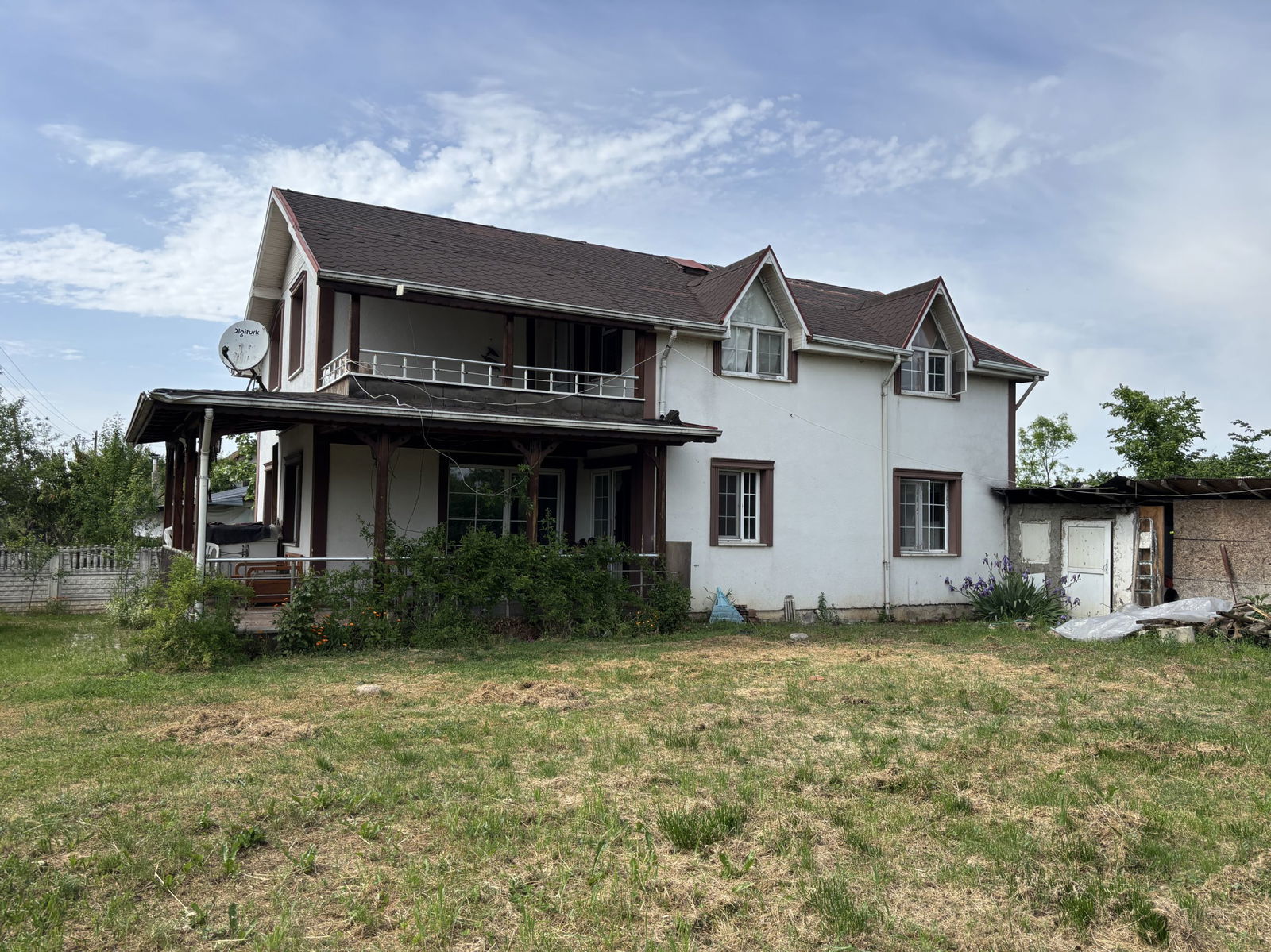 PINARLAR KÖYÜ'NDE 862 M2 ARSA ÜZERİNDE 4+1 SATILIK MÜSTAKİL EV