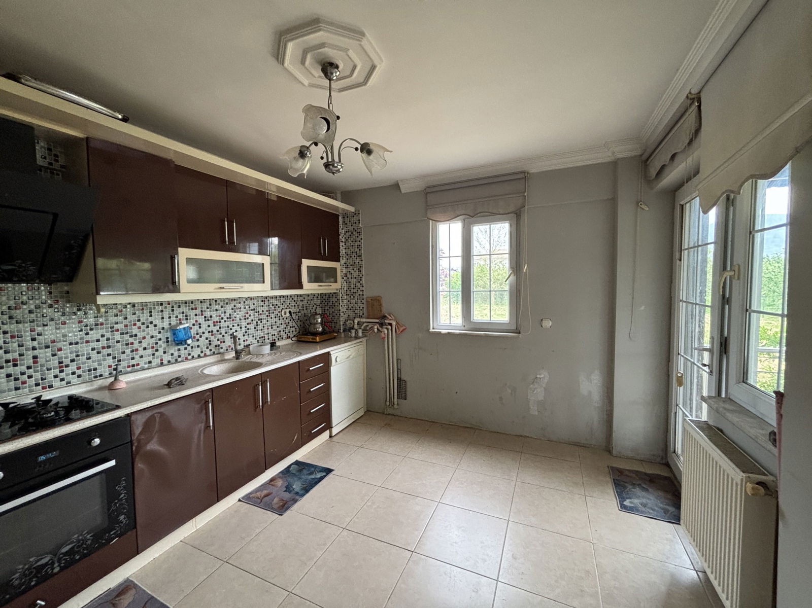 PINARLAR KÖYÜ'NDE 862 M2 ARSA ÜZERİNDE 4+1 SATILIK MÜSTAKİL EV