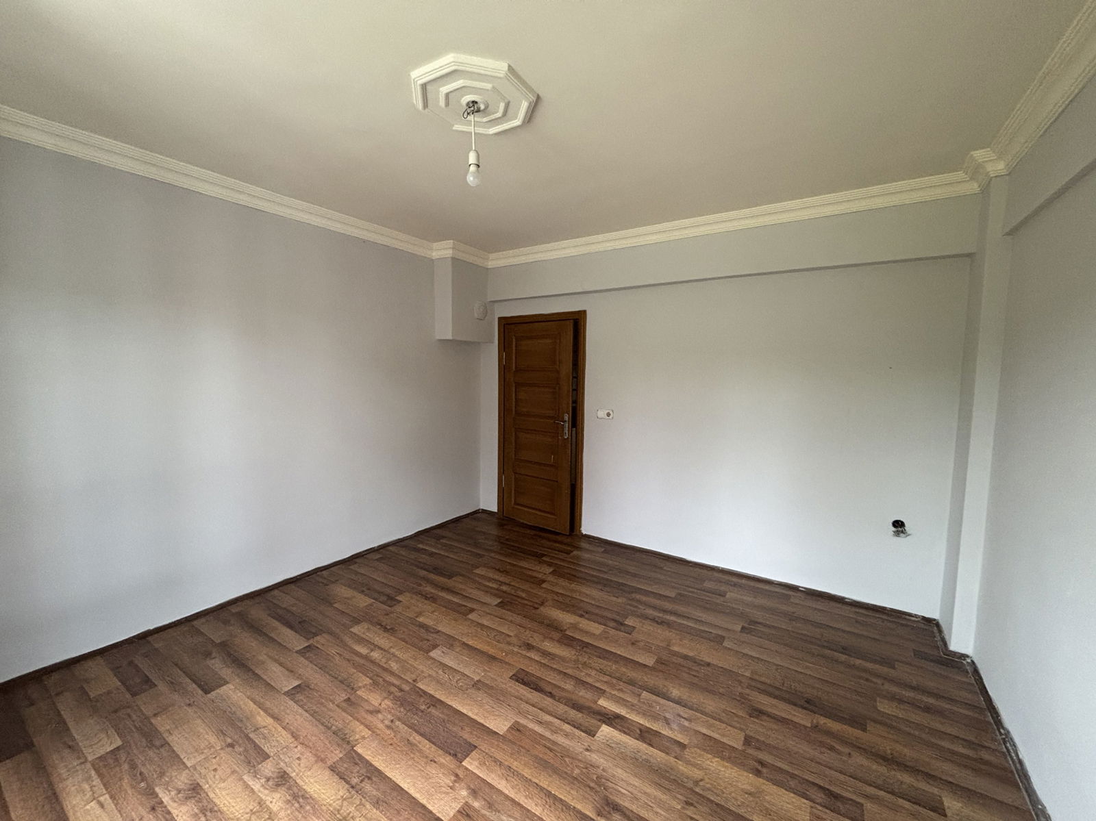 PINARLAR KÖYÜ'NDE 862 M2 ARSA ÜZERİNDE 4+1 SATILIK MÜSTAKİL EV