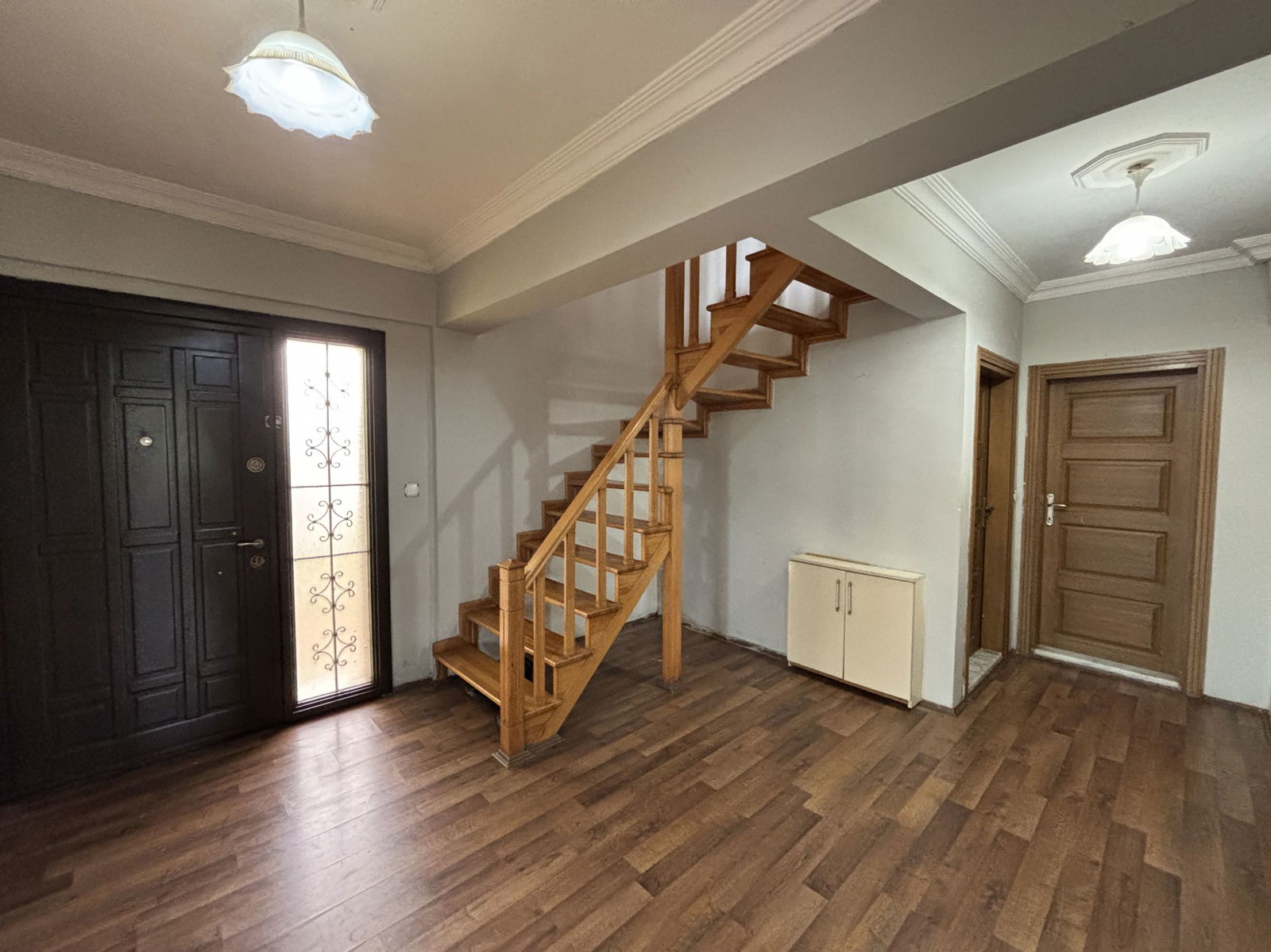 PINARLAR KÖYÜ'NDE 862 M2 ARSA ÜZERİNDE 4+1 SATILIK MÜSTAKİL EV