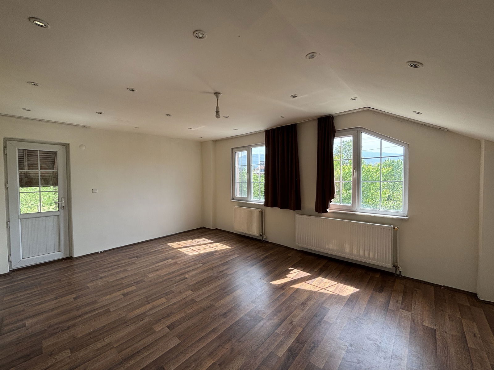 PINARLAR KÖYÜ'NDE 862 M2 ARSA ÜZERİNDE 4+1 SATILIK MÜSTAKİL EV