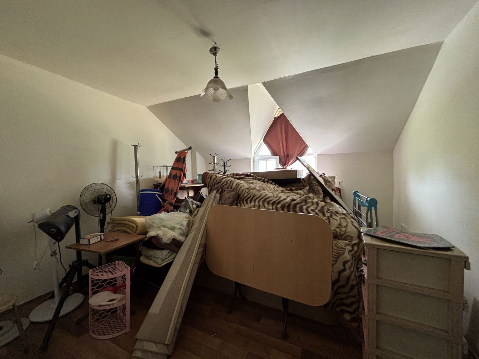 PINARLAR KÖYÜ'NDE 862 M2 ARSA ÜZERİNDE 4+1 SATILIK MÜSTAKİL EV