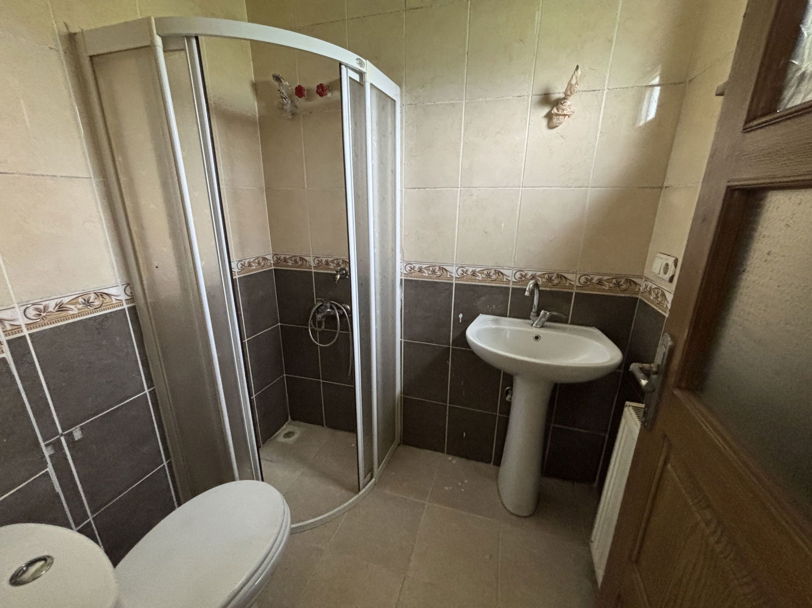 PINARLAR KÖYÜ'NDE 862 M2 ARSA ÜZERİNDE 4+1 SATILIK MÜSTAKİL EV