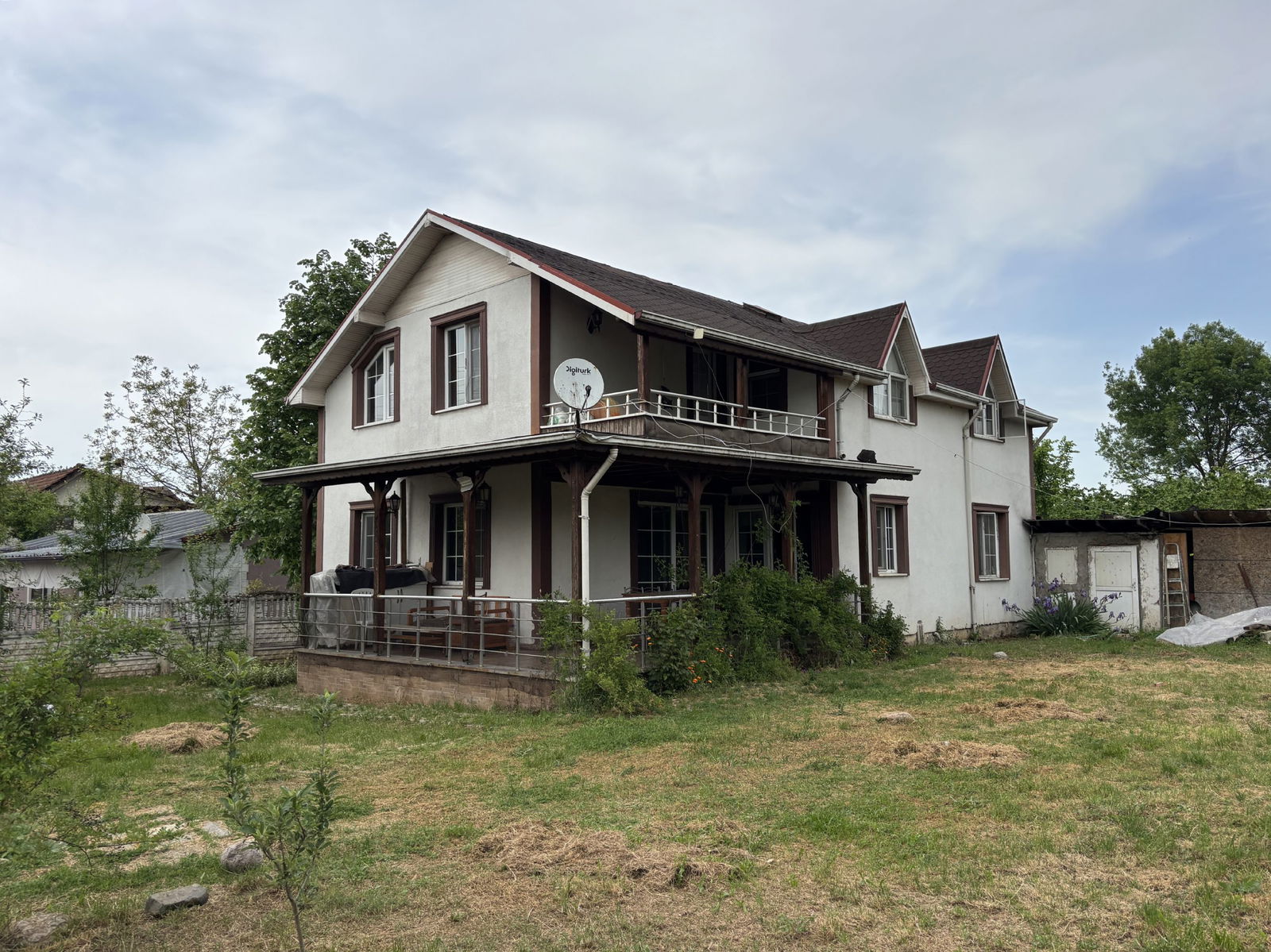 PINARLAR KÖYÜ'NDE 862 M2 ARSA ÜZERİNDE 4+1 SATILIK MÜSTAKİL EV