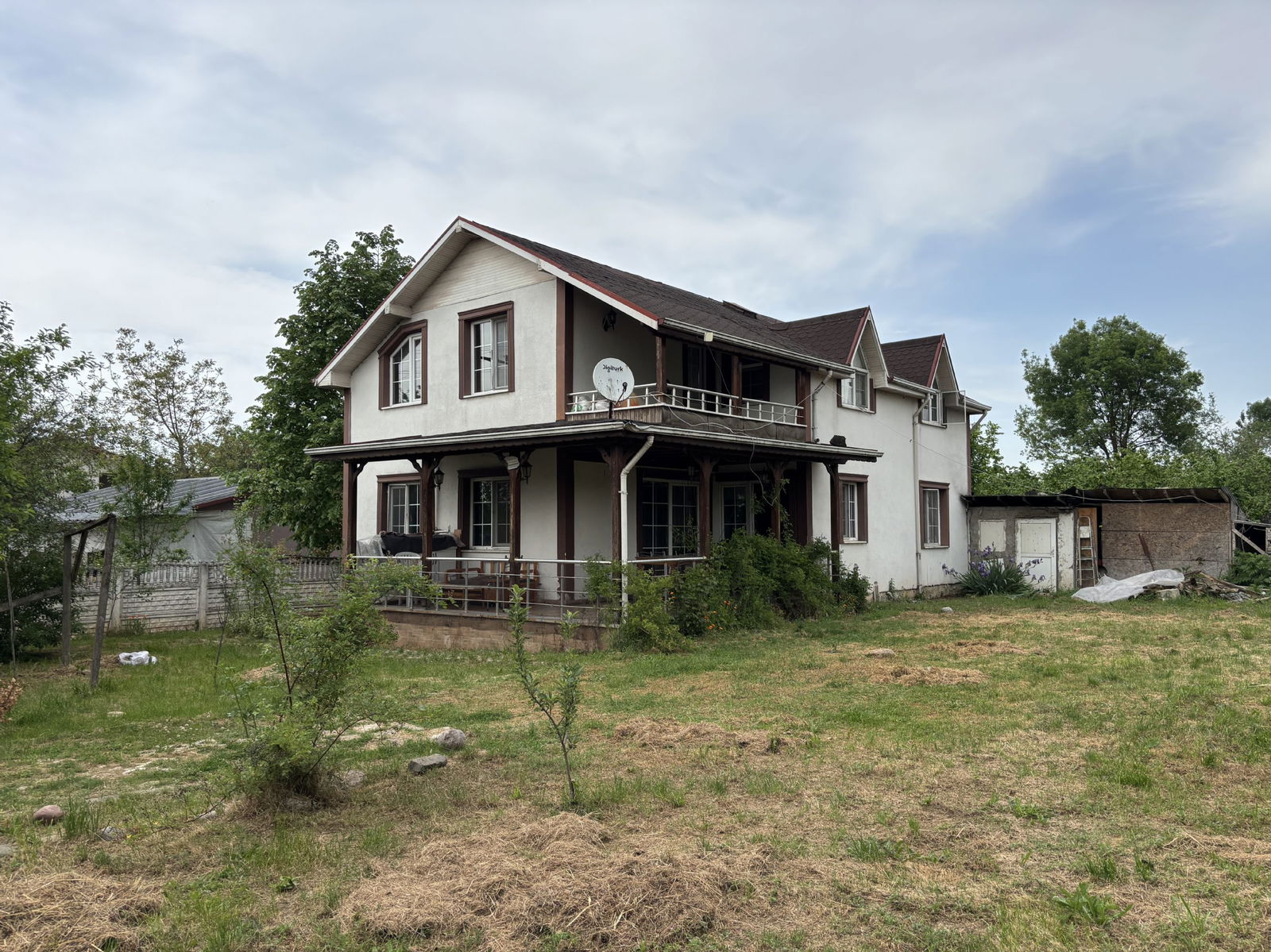 PINARLAR KÖYÜ'NDE 862 M2 ARSA ÜZERİNDE 4+1 SATILIK MÜSTAKİL EV