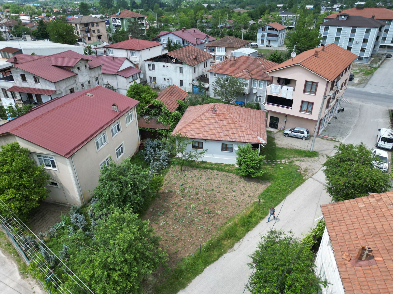  KAYNAŞLI MERKEZ SARIYER MAHALLESİNDE SATILIK MÜSTAKİL EV