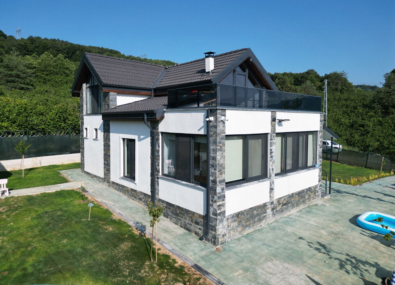 MUNCURLU'DA 1347 M2 ARSA İÇİNDE KIŞ BAHÇELİ SATILIK VİLLA