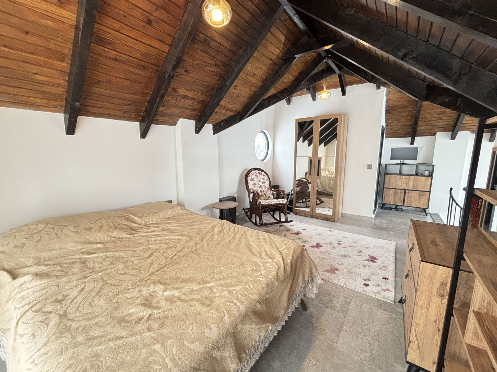 MUNCURLU'DA 1347 M2 ARSA İÇİNDE KIŞ BAHÇELİ SATILIK VİLLA