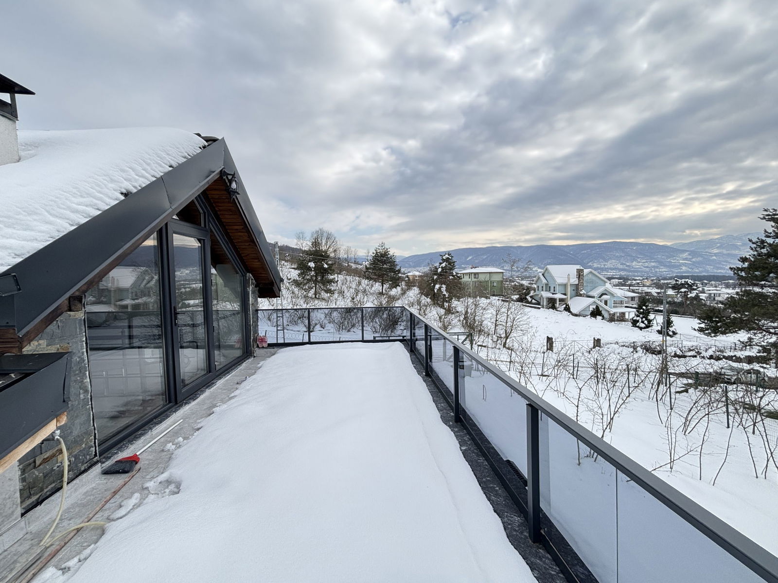 MUNCURLU'DA 1347 M2 ARSA İÇİNDE KIŞ BAHÇELİ SATILIK VİLLA