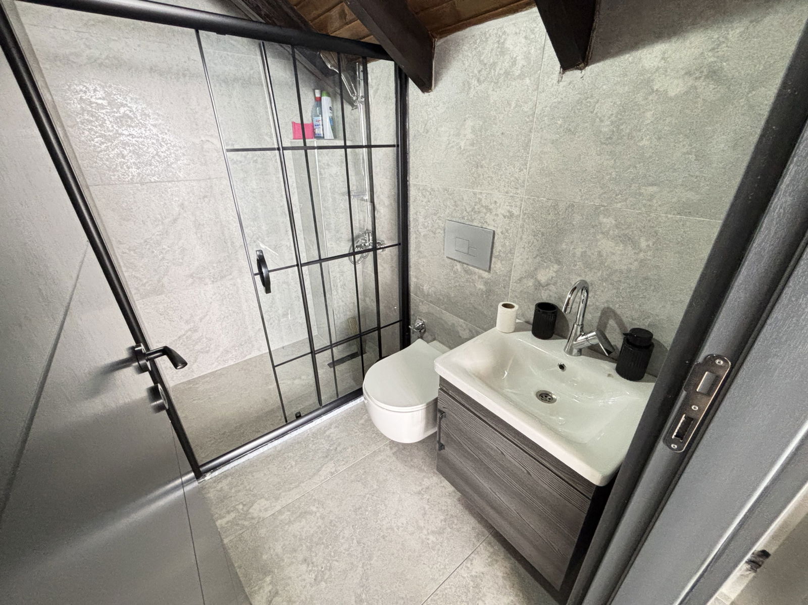 MUNCURLU'DA 1347 M2 ARSA İÇİNDE KIŞ BAHÇELİ SATILIK VİLLA