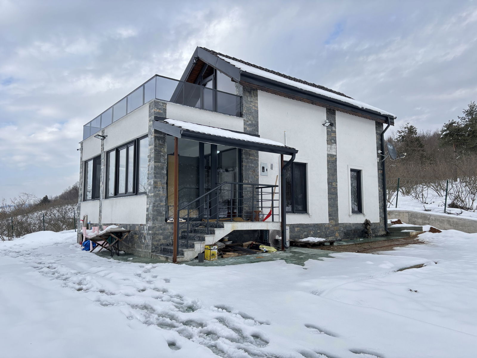 MUNCURLU'DA 1347 M2 ARSA İÇİNDE KIŞ BAHÇELİ SATILIK VİLLA