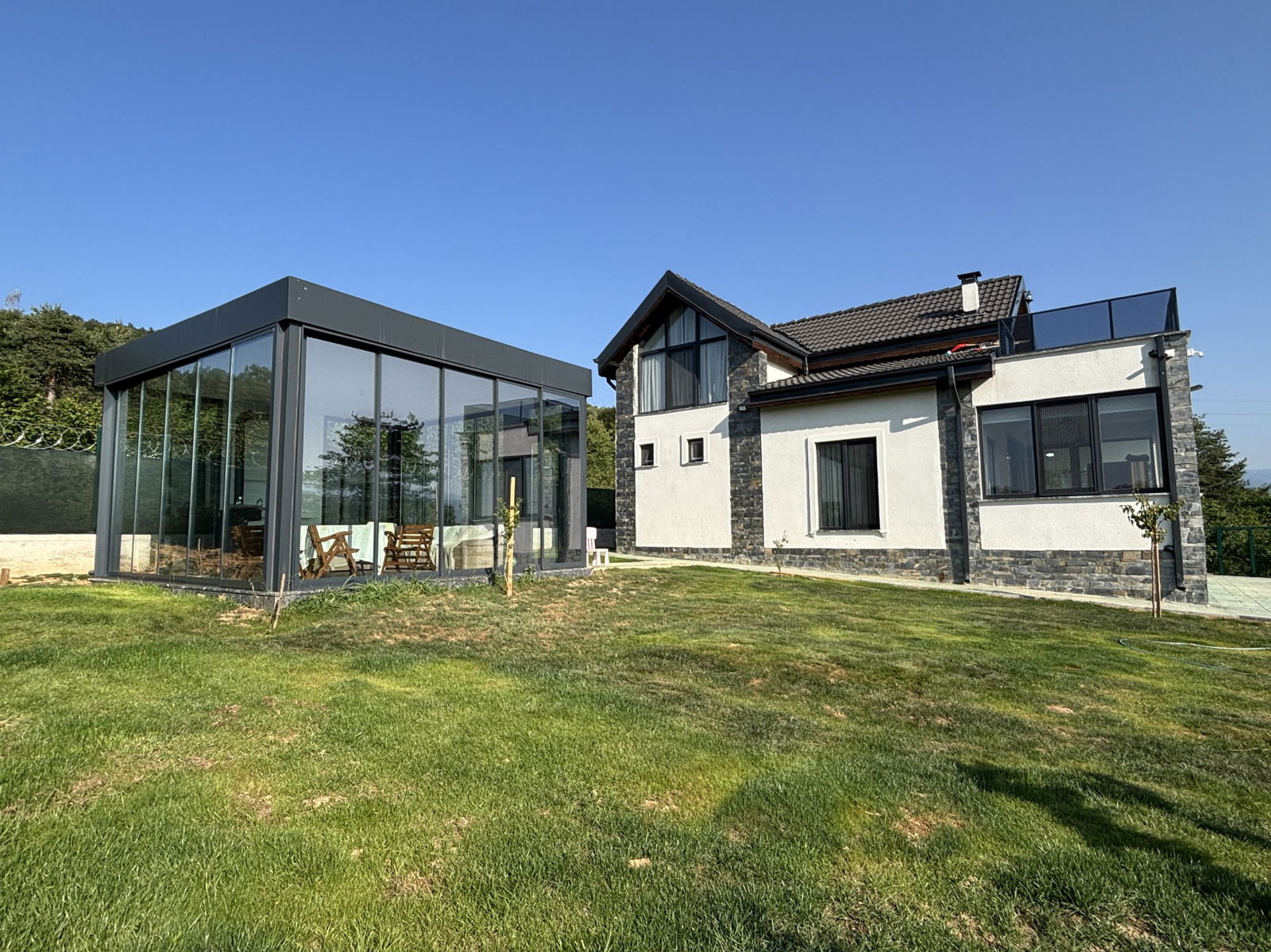 MUNCURLU'DA 1347 M2 ARSA İÇİNDE KIŞ BAHÇELİ SATILIK VİLLA