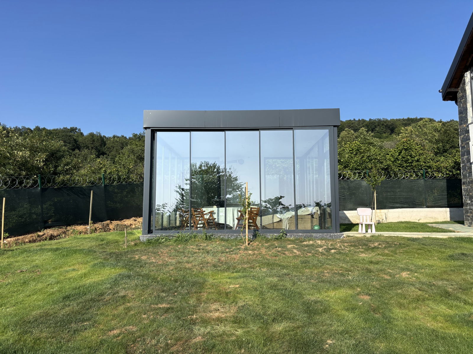 MUNCURLU'DA 1347 M2 ARSA İÇİNDE KIŞ BAHÇELİ SATILIK VİLLA