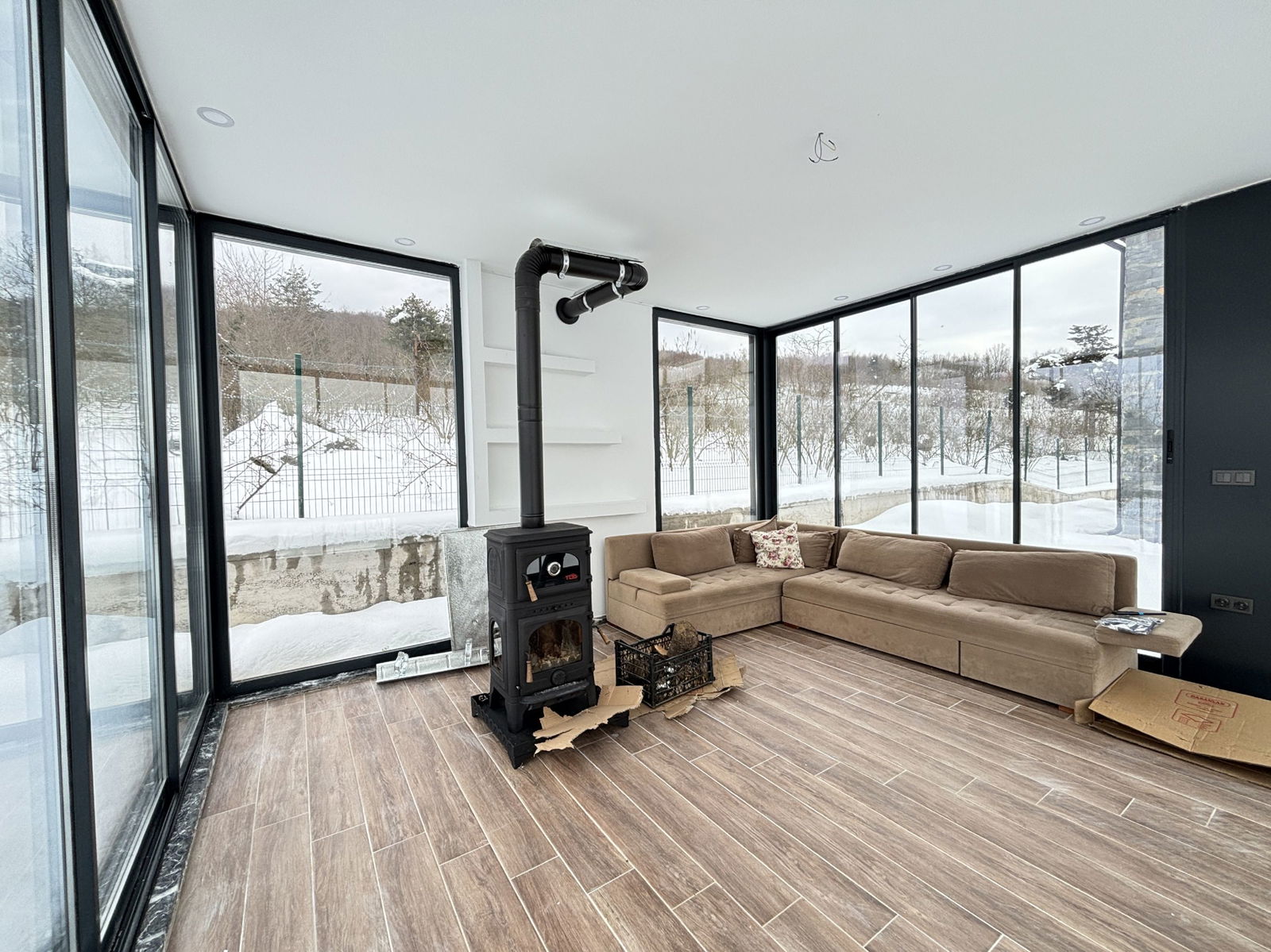 MUNCURLU'DA 1347 M2 ARSA İÇİNDE KIŞ BAHÇELİ SATILIK VİLLA