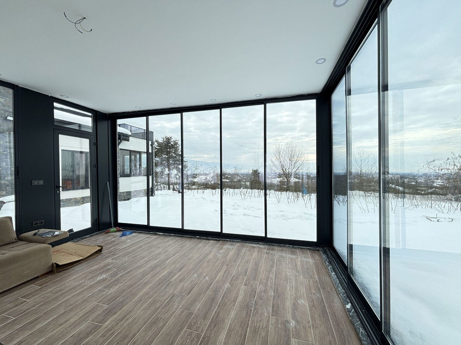 MUNCURLU'DA 1347 M2 ARSA İÇİNDE KIŞ BAHÇELİ SATILIK VİLLA