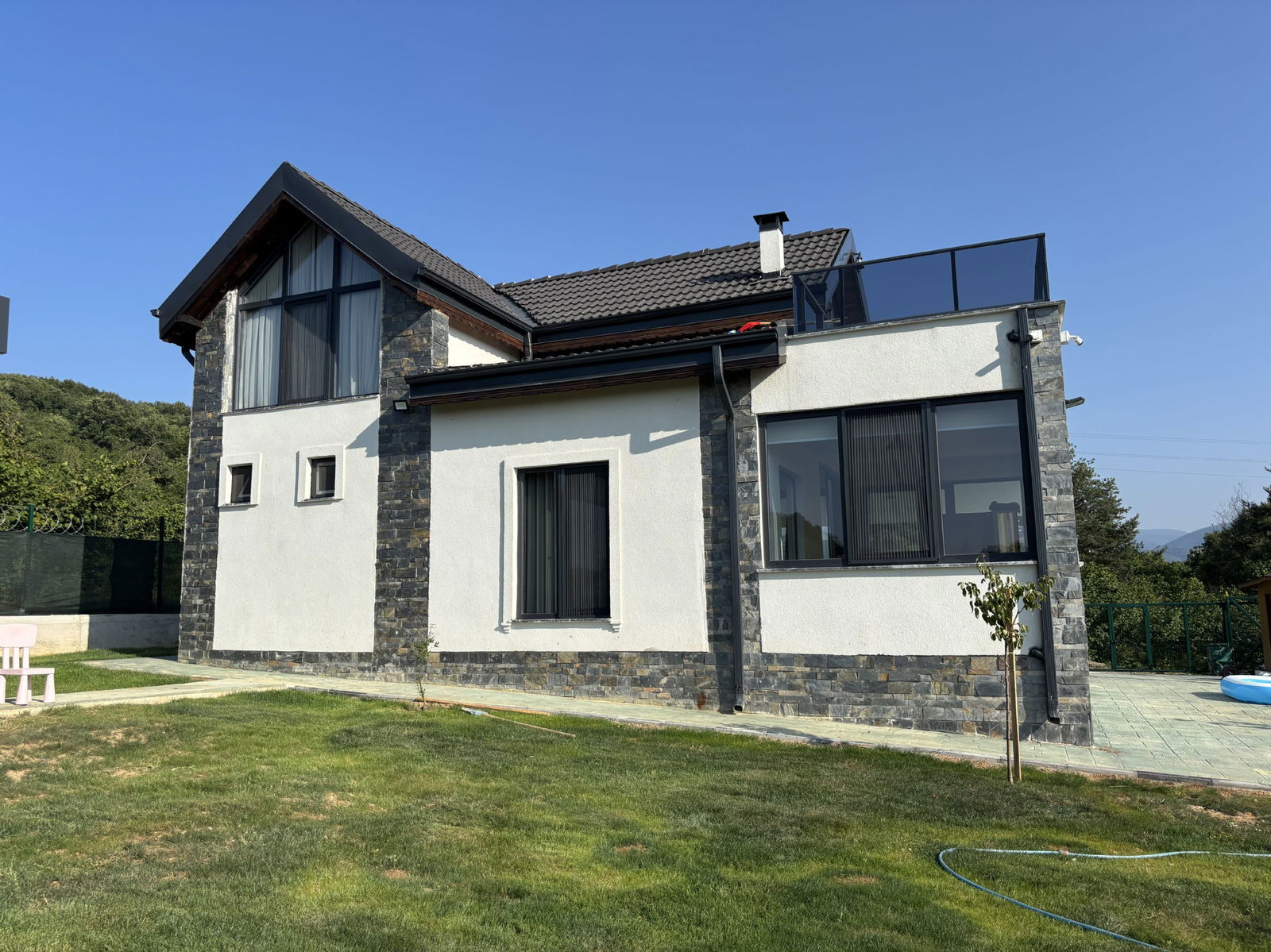 MUNCURLU'DA 1347 M2 ARSA İÇİNDE KIŞ BAHÇELİ SATILIK VİLLA