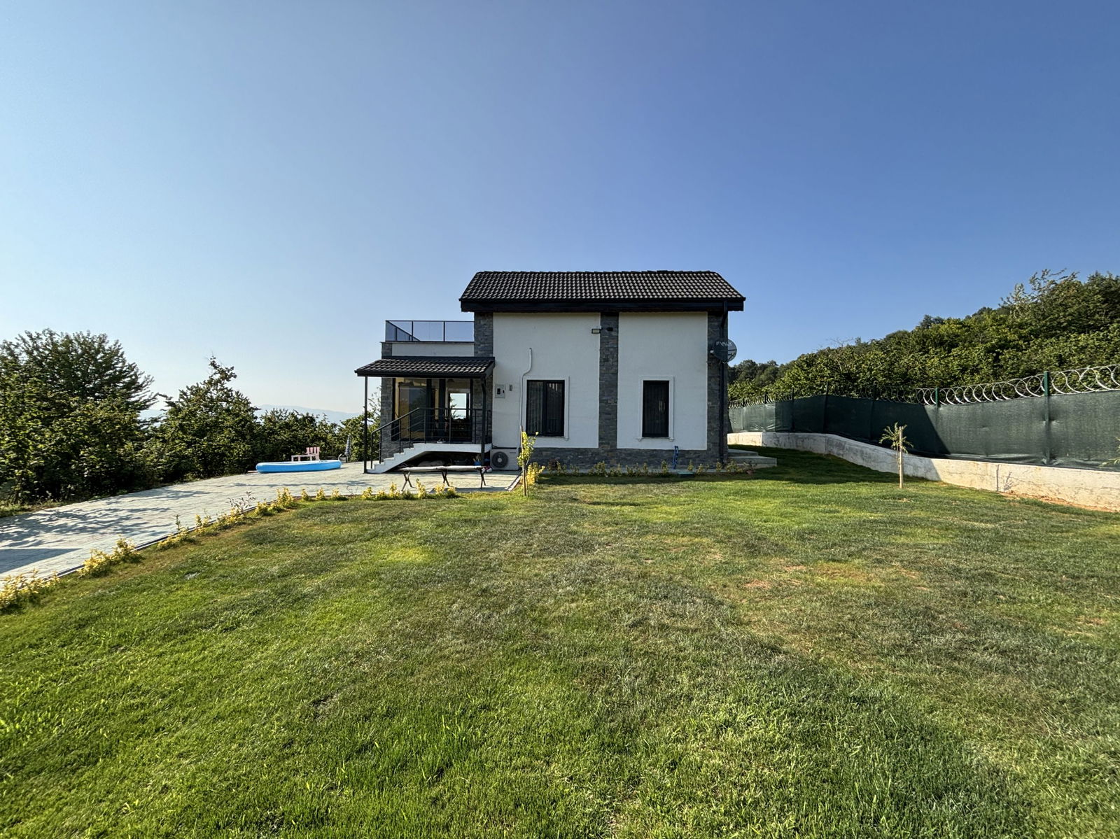 MUNCURLU'DA 1347 M2 ARSA İÇİNDE KIŞ BAHÇELİ SATILIK VİLLA