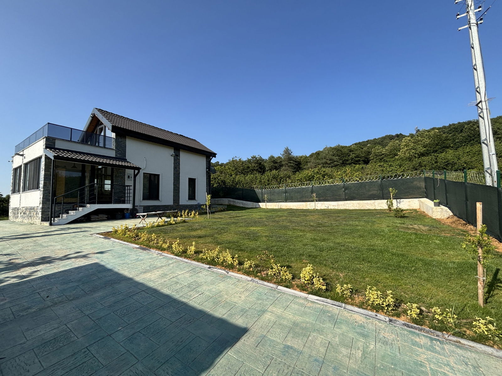 MUNCURLU'DA 1347 M2 ARSA İÇİNDE KIŞ BAHÇELİ SATILIK VİLLA