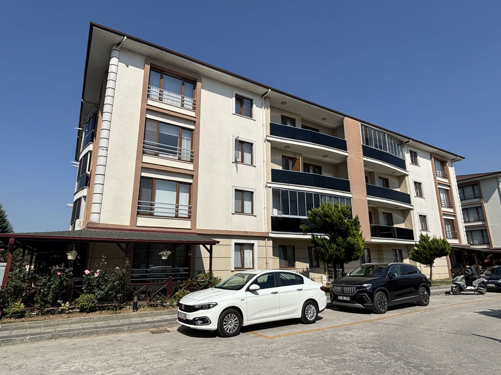 LALEZAR KONAKLARI'NDA 3+1 161 M2 SATILIK ARA KAT DAİRE