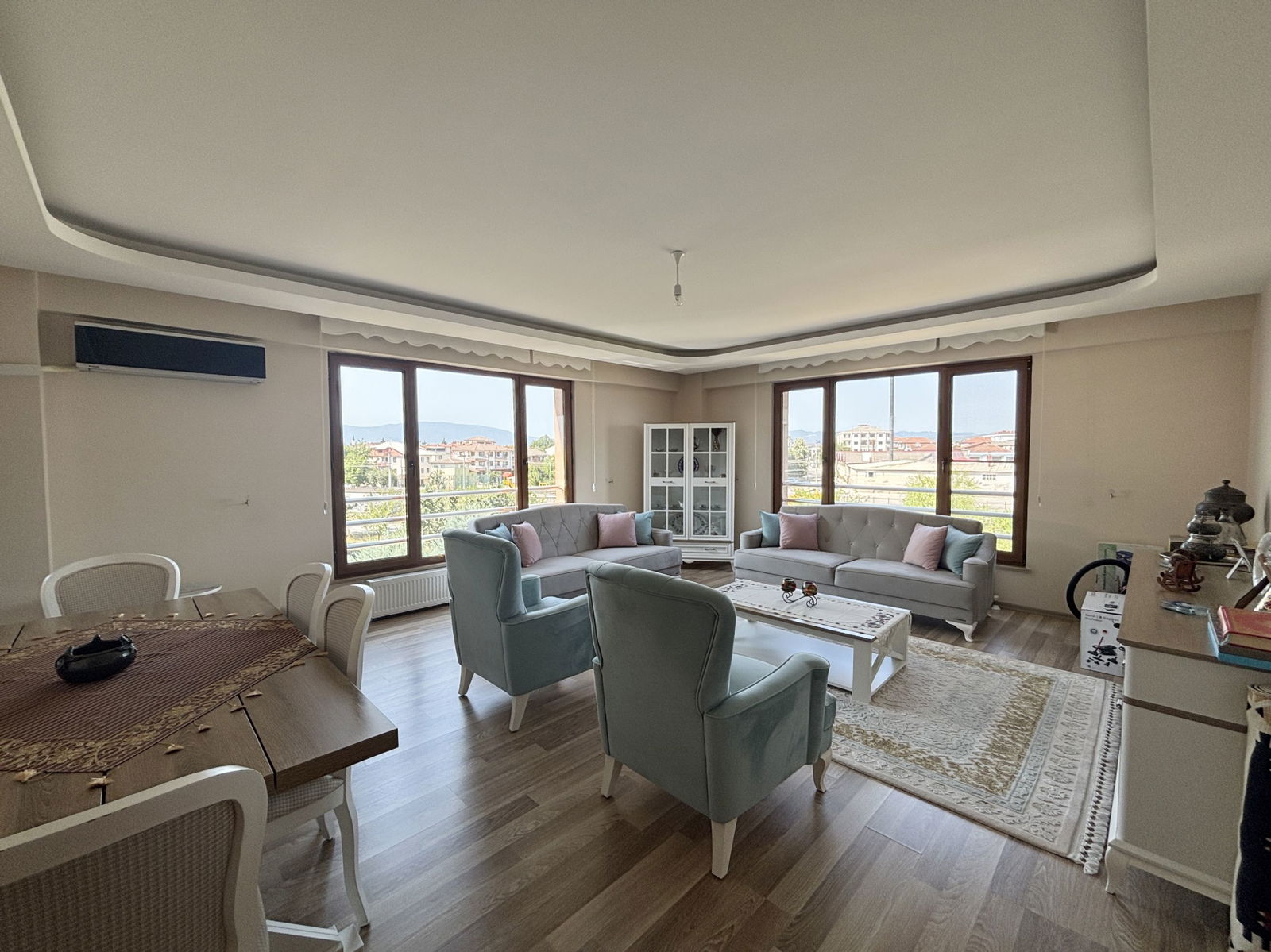 LALEZAR KONAKLARI'NDA 3+1 161 M2 SATILIK ARA KAT DAİRE