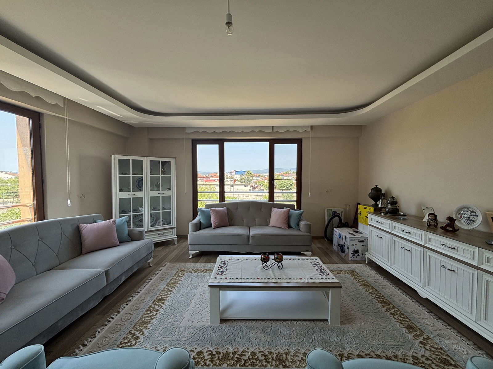 LALEZAR KONAKLARI'NDA 3+1 161 M2 SATILIK ARA KAT DAİRE