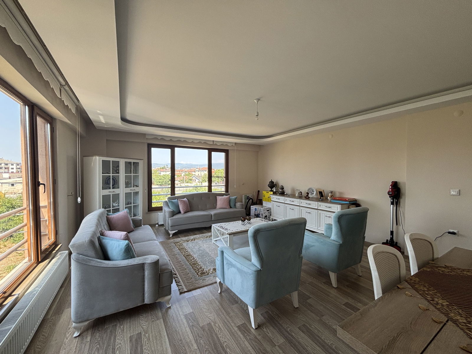 LALEZAR KONAKLARI'NDA 3+1 161 M2 SATILIK ARA KAT DAİRE