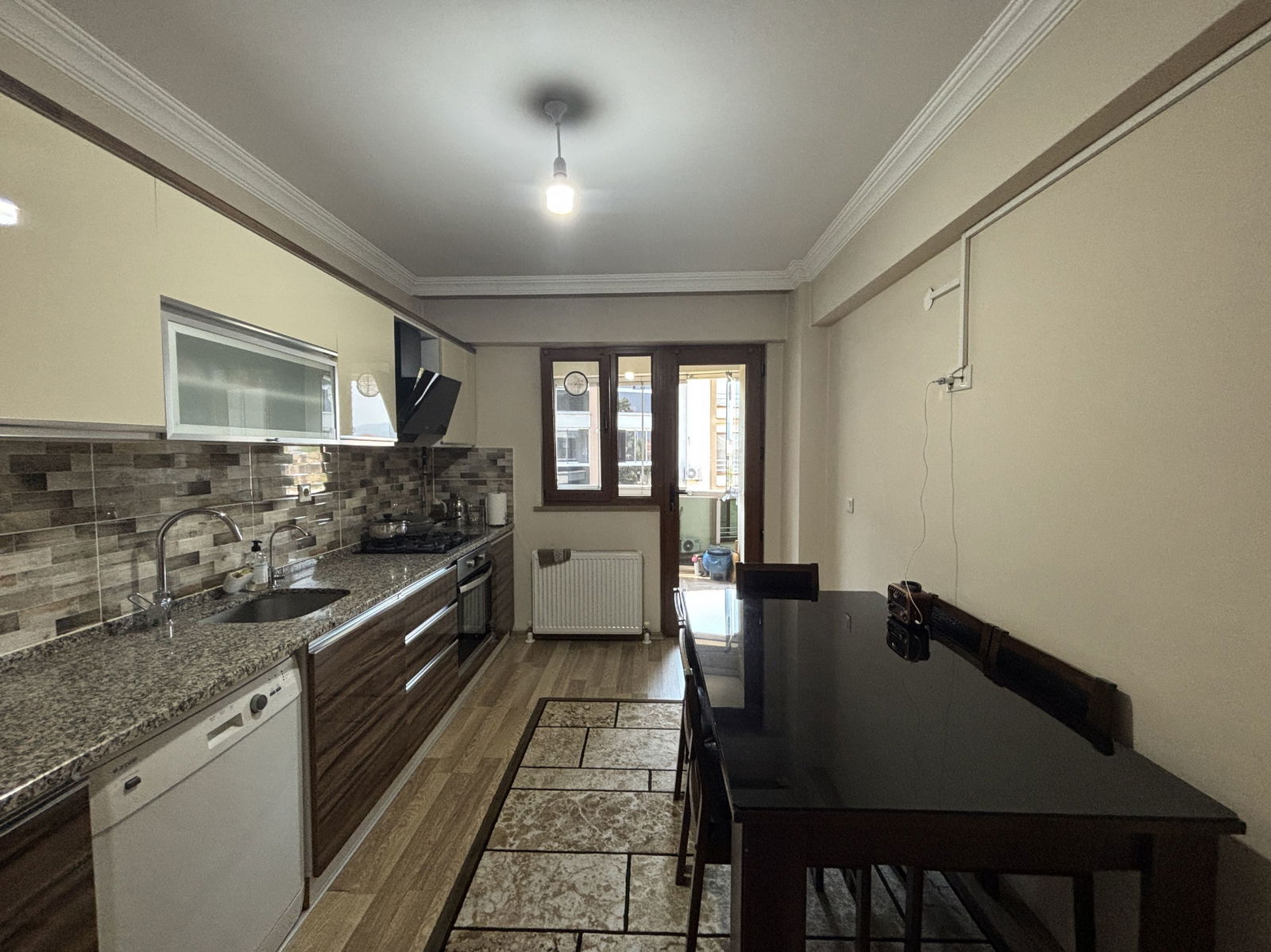 LALEZAR KONAKLARI'NDA 3+1 161 M2 SATILIK ARA KAT DAİRE
