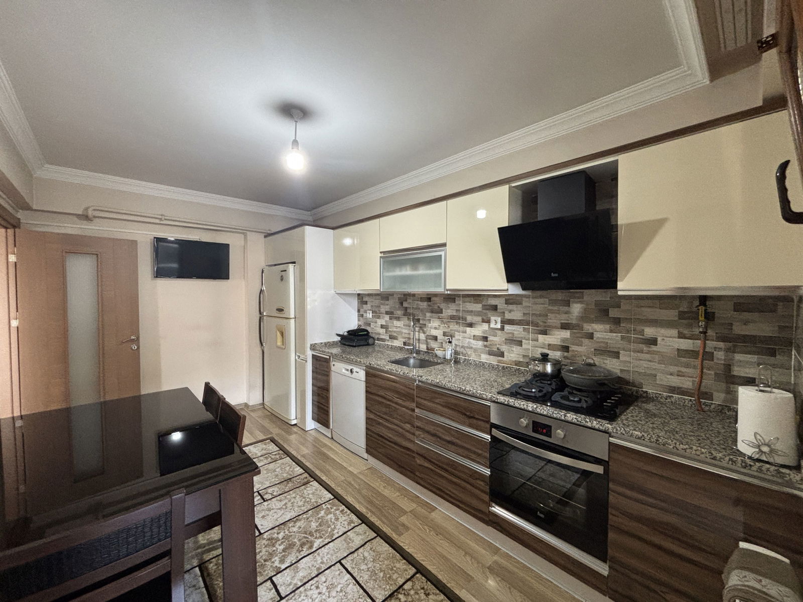 LALEZAR KONAKLARI'NDA 3+1 161 M2 SATILIK ARA KAT DAİRE