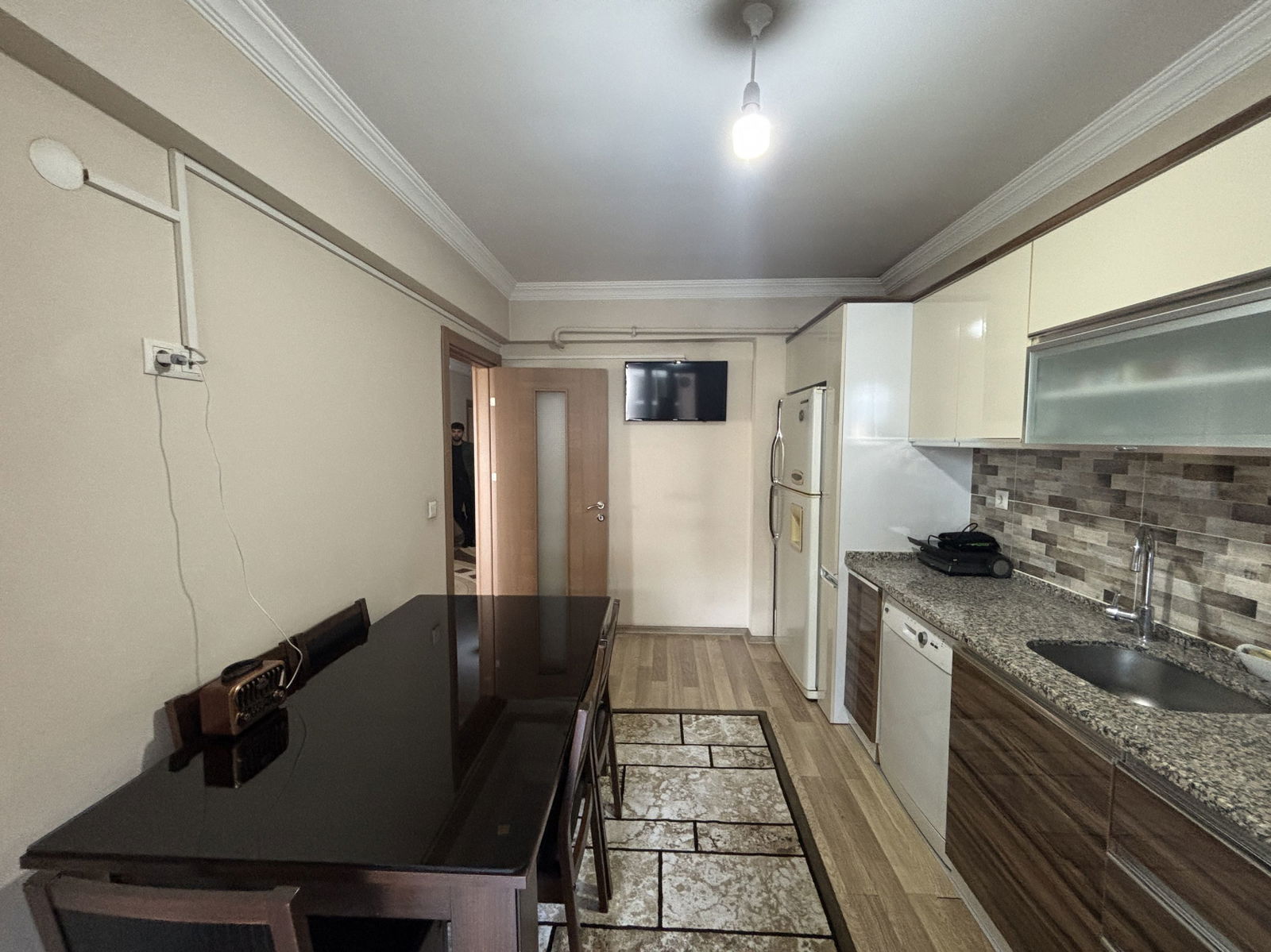 LALEZAR KONAKLARI'NDA 3+1 161 M2 SATILIK ARA KAT DAİRE