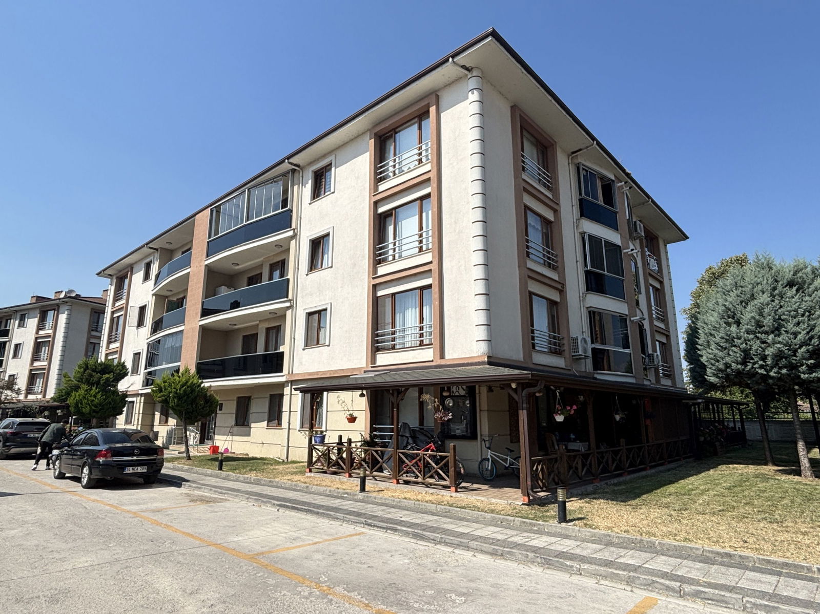 LALEZAR KONAKLARI'NDA 3+1 161 M2 SATILIK ARA KAT DAİRE